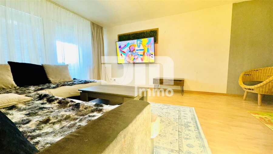 Modernisierte Eigentumswohnung mit Balkon in gepflegtem Mehrfamilienhaus - Wohn / Esszimmer / Zugang Balkon